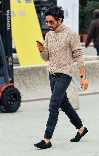 Comment porter un pull à col roulé en laine en tricot marron clair pour un style decontractés