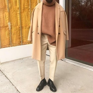 Comment porter un pull à col roulé en laine en tricot marron clair