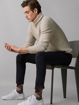Comment porter un pull à col roulé en laine en tricot marron clair pour un style decontractés
