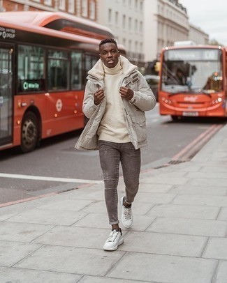 Comment porter un pull à col roulé en laine en tricot marron clair pour un style decontractés