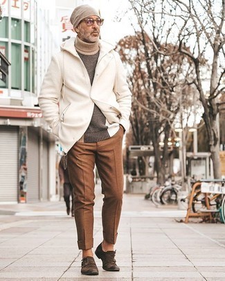 Comment porter un pull à col roulé en laine en tricot marron clair