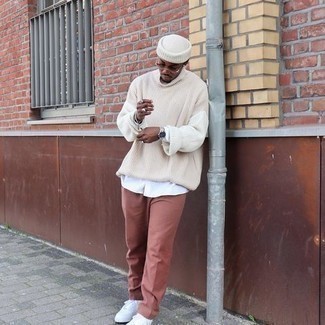 Comment porter un pull à col roulé en laine en tricot marron clair pour un style decontractés