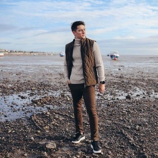 Comment porter un pull à col roulé en laine en tricot marron clair pour un style decontractés