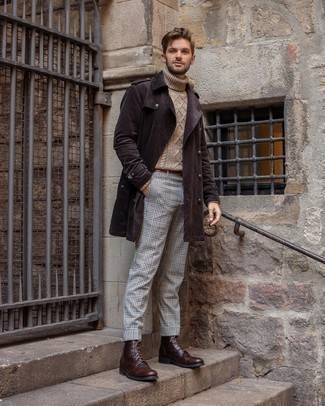 Comment porter un pull à col roulé en laine en tricot marron clair