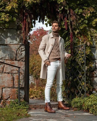 Comment porter un pull à col roulé en laine en tricot marron clair