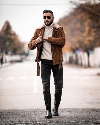 Comment porter un pull à col roulé en laine en tricot marron clair pour un style decontractés