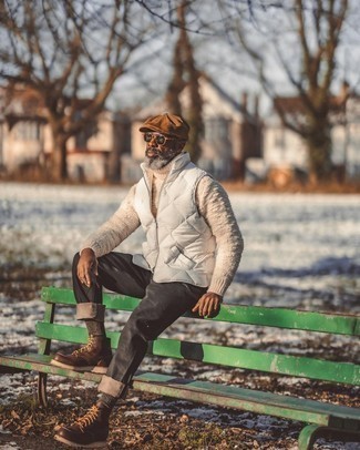 Comment porter un pull à col roulé en laine en tricot marron clair pour un style decontractés
