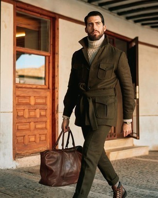 Comment porter un pull à col roulé en laine en tricot marron clair pour un style decontractés