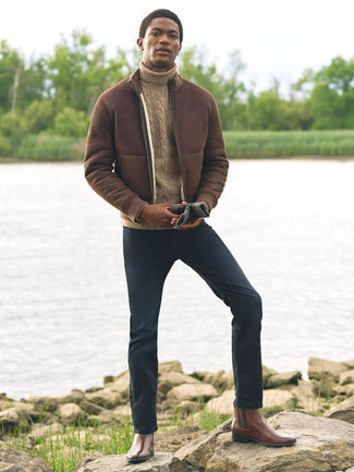 Comment porter un pull à col roulé en laine en tricot marron clair