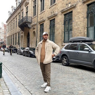 Comment porter un pull à col roulé en laine en tricot marron clair pour un style decontractés