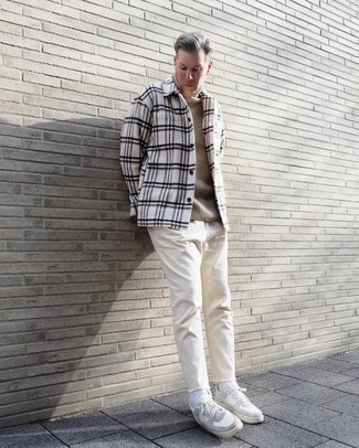 Comment porter un pull à col roulé en laine en tricot marron clair
