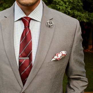 Comment porter une broche marron clair