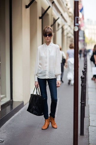 Comment porter des bottines en cuir marron clair