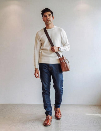 Comment porter une besace en cuir marron clair