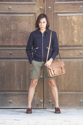 Comment porter une besace en cuir marron clair