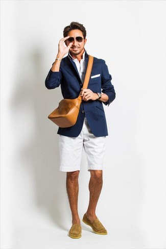 Comment porter une besace en cuir marron clair