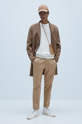 Comment porter une besace en cuir marron clair