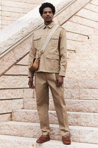 Comment porter une besace en cuir marron clair