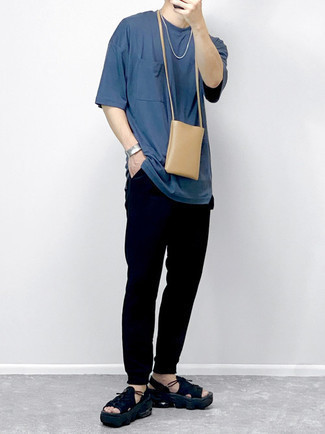 Comment porter une besace en cuir marron clair