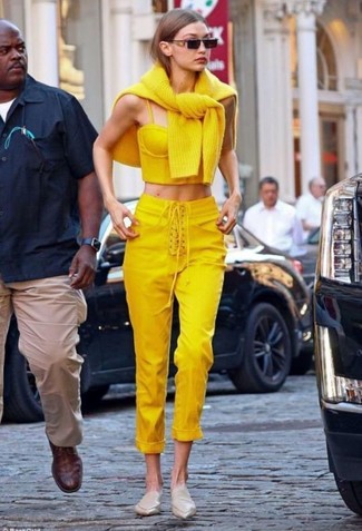 Comment porter des mules en cuir marron clair quand il fait chaud