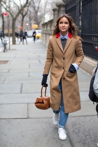 Comment porter un cartable en cuir marron clair