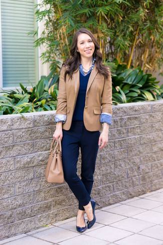 Comment porter un cartable en cuir marron clair