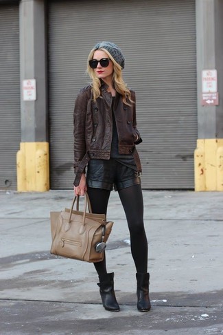 Comment porter un cartable en cuir marron clair