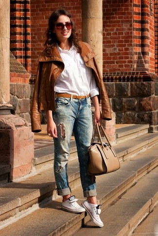 Comment porter un cartable en cuir marron clair