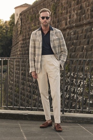 Comment porter une veste en laine écossaise marron clair quand il fait chaud