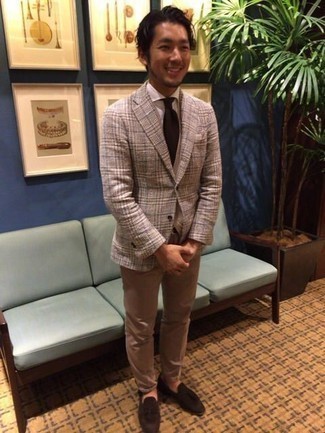 Comment porter une veste en laine écossaise marron clair quand il fait chaud