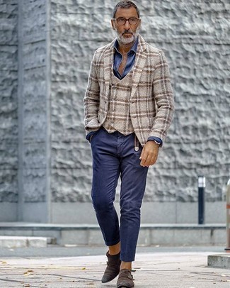 Comment porter une veste en laine écossaise marron clair quand il fait chaud