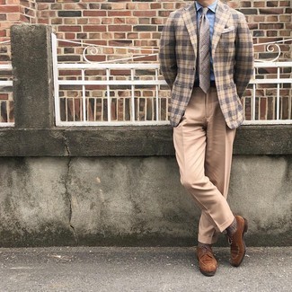 Comment porter une veste en laine écossaise marron clair quand il fait chaud