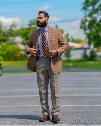 Comment porter une veste en laine écossaise marron clair quand il fait chaud