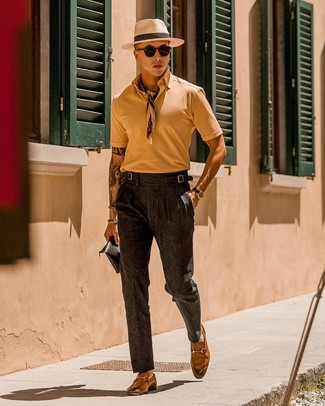 Comment porter un polo marron clair en été