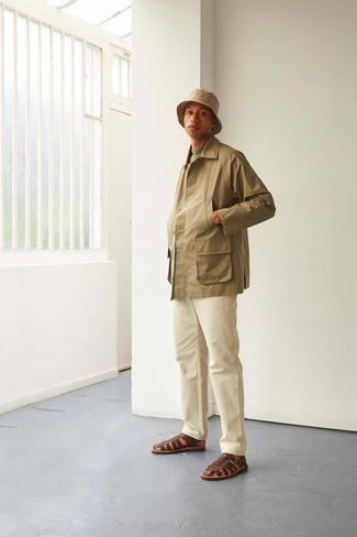 Comment porter un polo marron clair pour un style decontractés en été