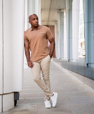 Comment porter un polo marron clair pour un style decontractés en été