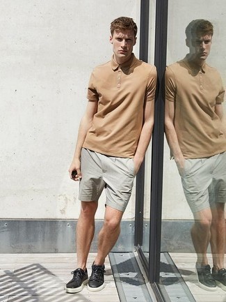 Comment porter un polo marron clair en été