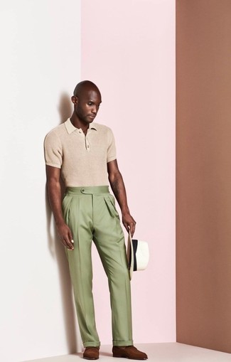 Des slippers à porter avec un polo marron clair