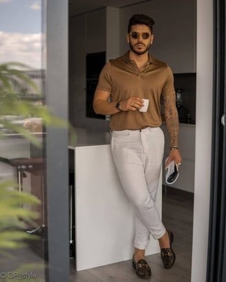 Des slippers à porter avec un polo marron clair