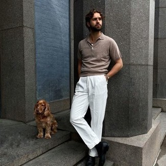 Des slippers à porter avec un polo marron clair