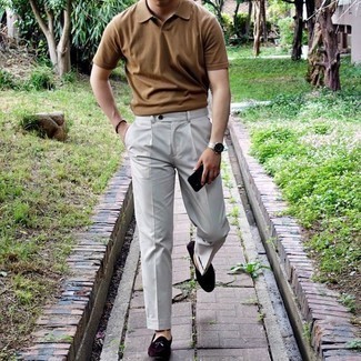 Des slippers à porter avec un polo marron clair