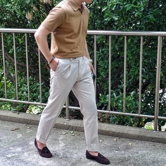 Des slippers à porter avec un polo marron clair
