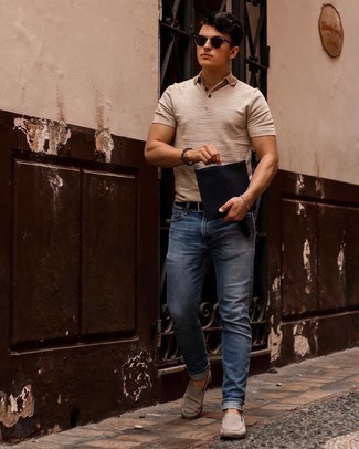 Des slippers à porter avec un polo marron clair
