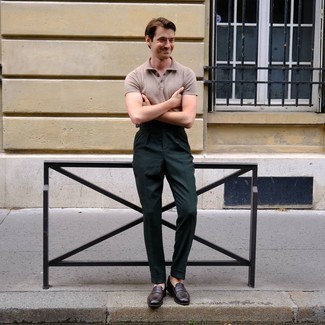 Des slippers à porter avec un polo marron clair