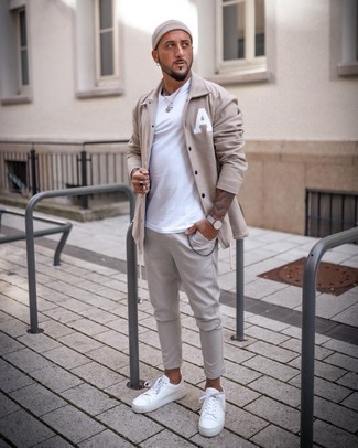 Comment porter une veste imprimée marron clair quand il fait chaud