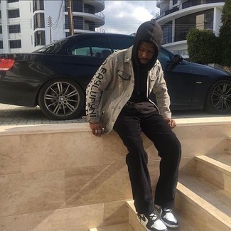 Comment porter une veste imprimée marron clair quand il fait chaud