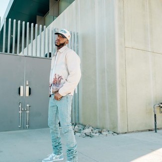 Comment porter une veste imprimée marron clair quand il fait chaud