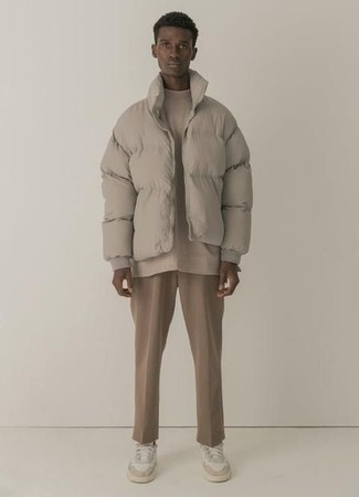 Comment porter une doudoune marron clair pour un style decontractés quand il fait chaud