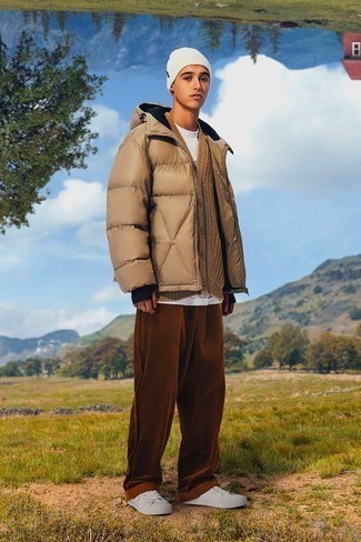 Comment porter une doudoune marron clair quand il fait frais