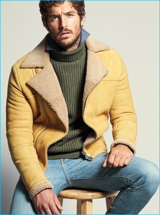 Comment porter une veste en peau de mouton retournée marron clair quand il fait froid